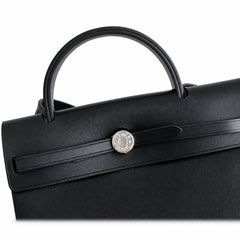 Hermers' popular herbag 31cm is designed to be inspired by saddle bags. The body of the bag is made of canvas and has outer seams. The shoulder straps and handbags are made of leather and look similar