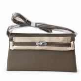 Hermès’ new armpit bag is here. A new member has been added to the Kelly family. Just looking at the online picture, I’m so excited. The first look at the real thing feels like an enlarged version of