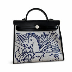 Hermers' popular herbag 31cm is designed to be inspired by saddle bags. The body of the bag is made of canvas, and the outer seams, shoulder straps and handbags are made of leather. The appearance is