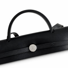 Hermers' popular herbag 31cm is designed to be inspired by saddle bags. The body of the bag is made of canvas, and the inseam, shoulder straps and handle are made of leather. The appearance is very si