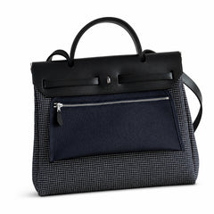 Hermers' popular herbag 31cm is designed to be inspired by saddle bags. The body of the bag is made of canvas, and the inseam, shoulder straps and handle are made of leather. The appearance is very si