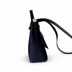 Hermers' popular herbag 31cm is designed to be inspired by saddle bags. The body of the bag is made of canvas, and the outer seams, shoulder straps and handbags are made of leather. The appearance is