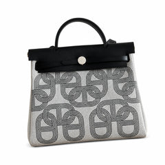 Hermers' popular herbag 31cm is designed to be inspired by saddle bags. The body of the bag is made of canvas, and the inseam, shoulder straps and handle are made of leather. The appearance is very si