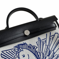 Hermers' popular herbag 31cm is designed to be inspired by saddle bags. The body of the bag is made of canvas, and the outer seams, shoulder straps and handbags are made of leather. The appearance is