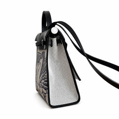 Hermers' popular herbag 31cm is designed to be inspired by saddle bags. The body of the bag is made of canvas, and the outer seams, shoulder straps and handbags are made of leather. The appearance is