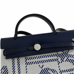 Hermers' popular herbag 31cm is designed to be inspired by saddle bags. The body of the bag is made of canvas, and the inseam, shoulder straps and handle are made of leather. The appearance is very si