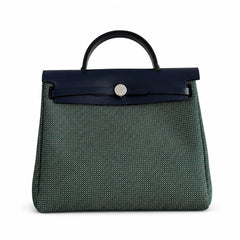 Hermers' popular herbag 31cm is designed to be inspired by saddle bags. The body of the bag is made of canvas, and the inseam, shoulder straps and handle are made of leather. The appearance is very si