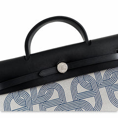 Hermers' popular herbag 31cm is designed to be inspired by saddle bags. The body of the bag is made of canvas, and the inseam, shoulder straps and handle are made of leather. The appearance is very si